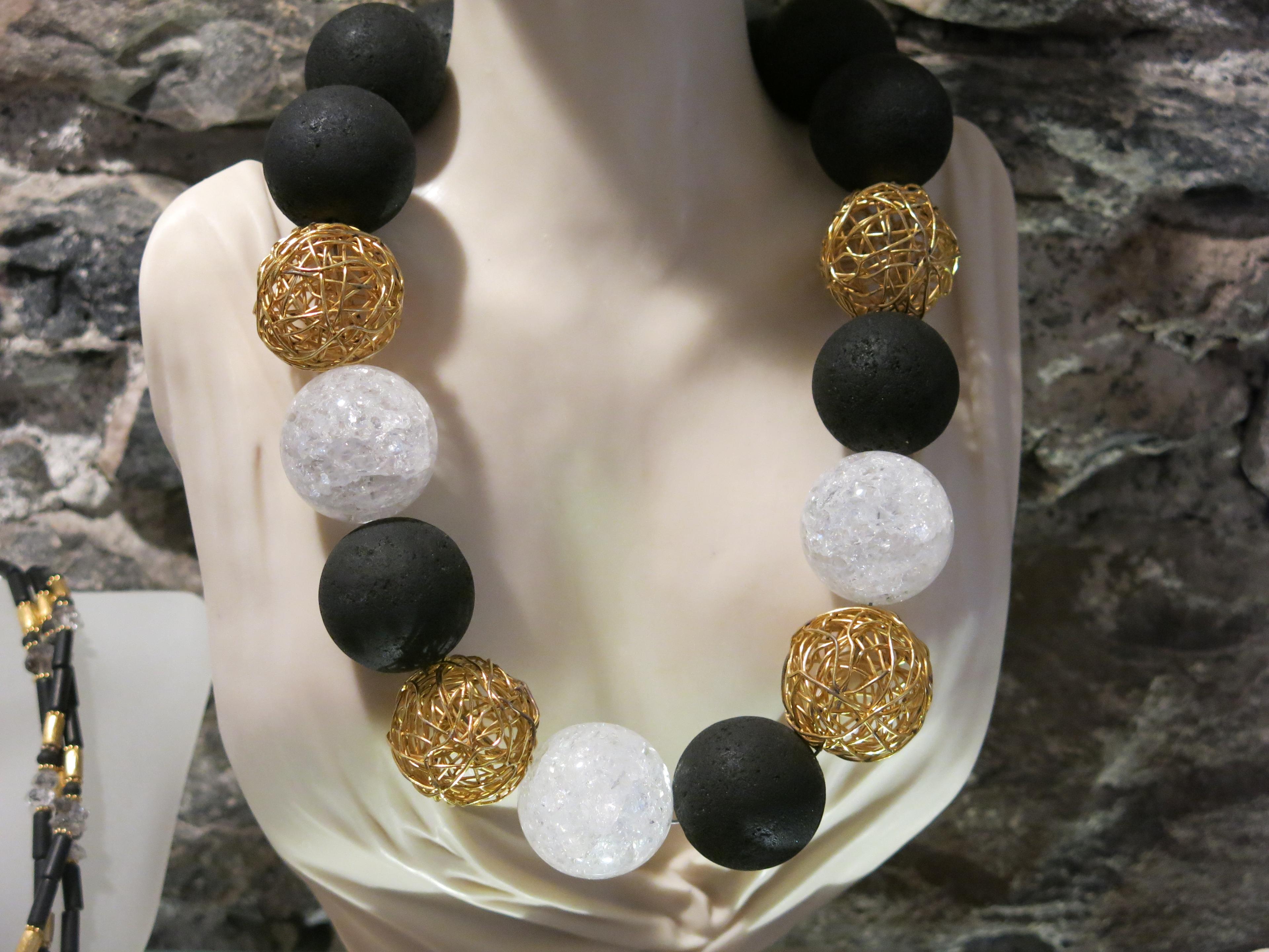 Statement-Kette mit schwarzen, goldenen und Kristall-Elementen