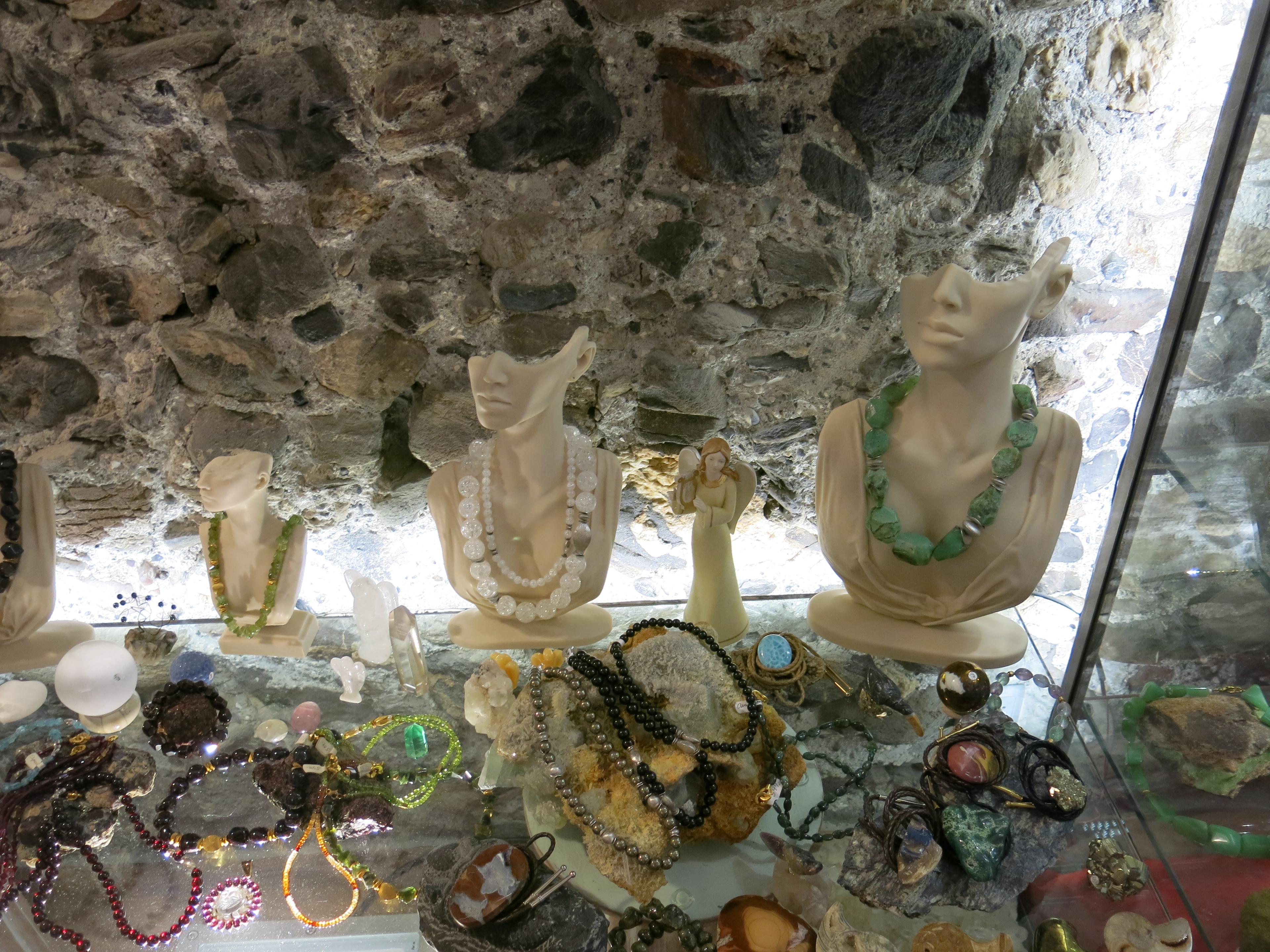 Naturstein-Ketten und Edelstein-Schmuck auf Büsten