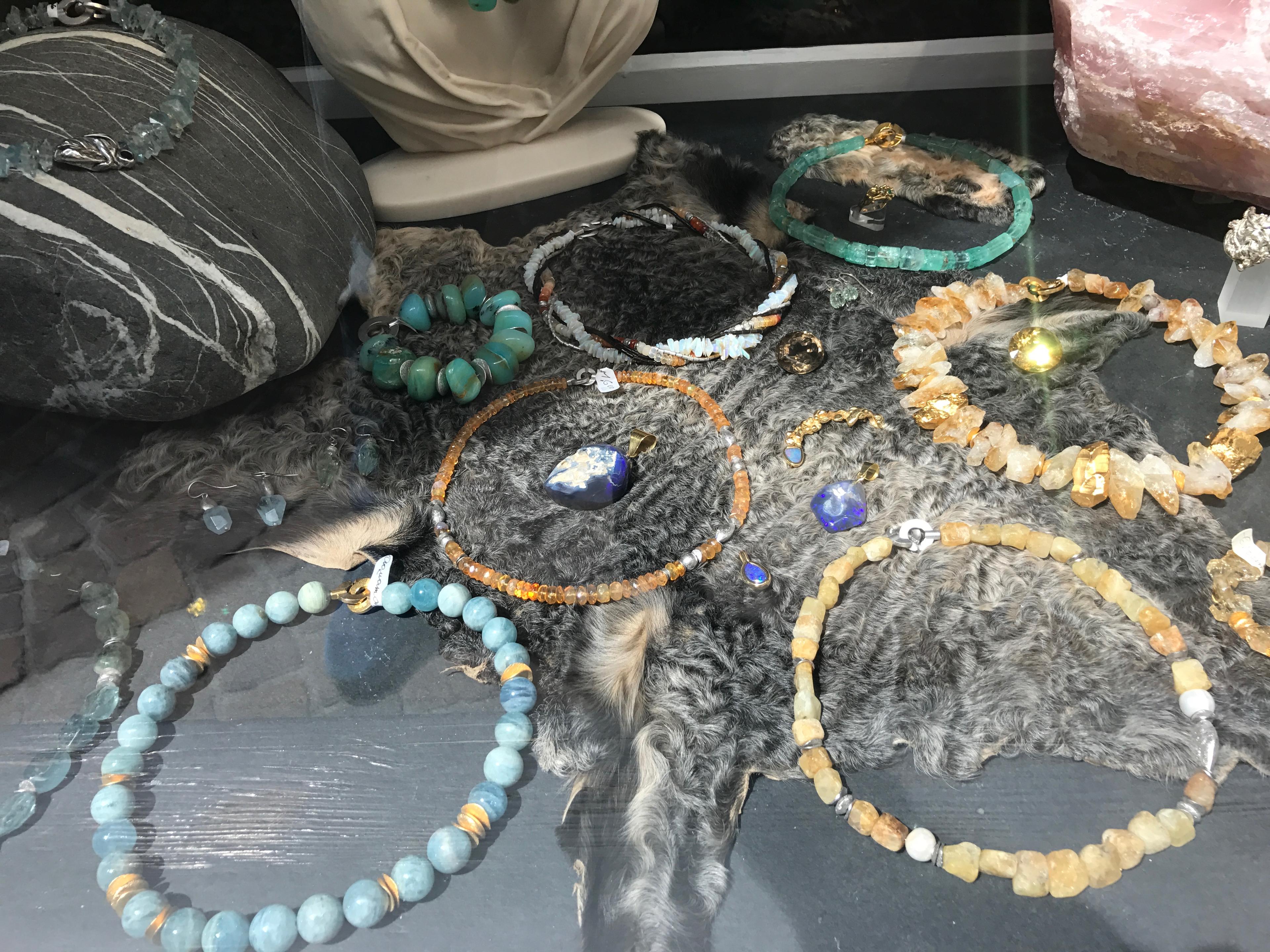 Vielfältige Schmuck- und Edelstein-Auswahl aus dem Inventar